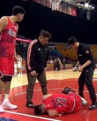 九游中心-望无大碍！郭艾伦膝盖受伤痛苦倒地 无法站立担架车推着离场
